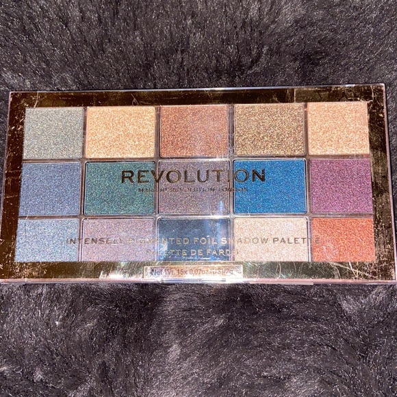 COPY - Revolution 15 pan eyeshadow palette called Foil-Frenzy Hybrid - Picture 1 of 4